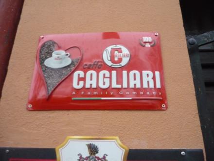 Cedule Caffè Cagliari u vchodu